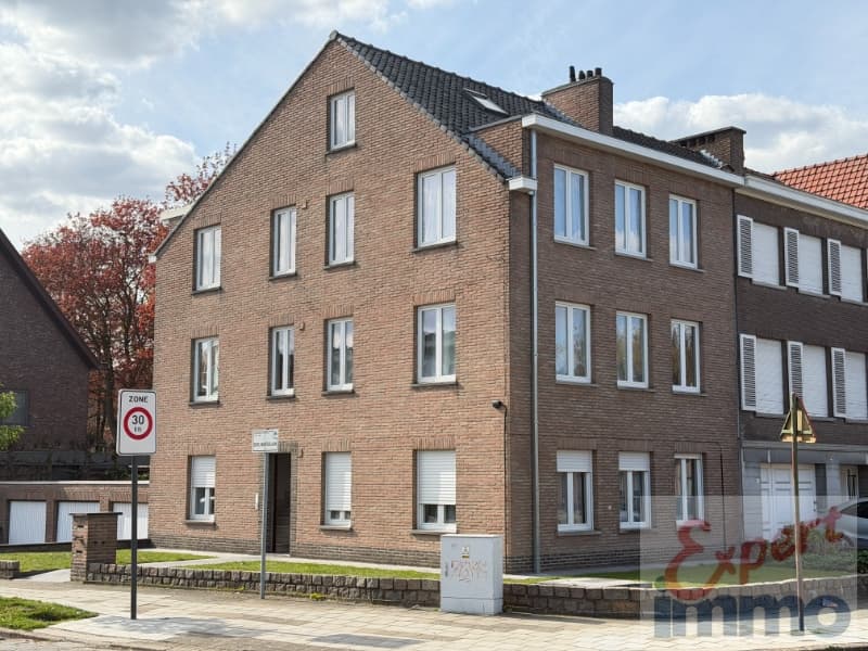 Appartement (2de verdieping) met 2 slaapkamer, terrasje EN garage en private parking - te huur via EXPERT-IMMO — photo 1 of 10